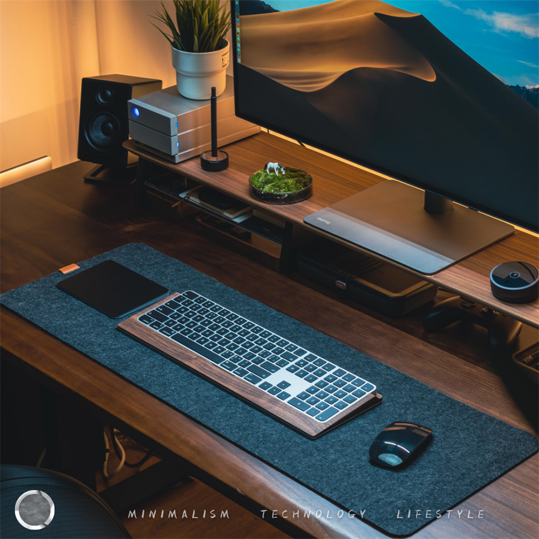 Featuring a premium felt fabric finish, this is a desk mat that brings visual structure, comfort and organization to your setup