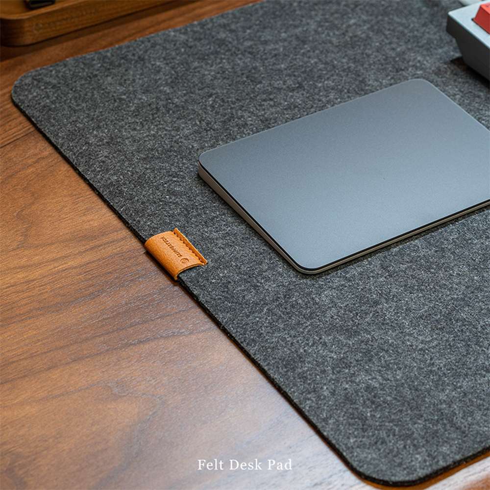 Featuring a night grey premium felt fabric finish, this is a desk mat that brings visual structure, comfort and organization to your setup