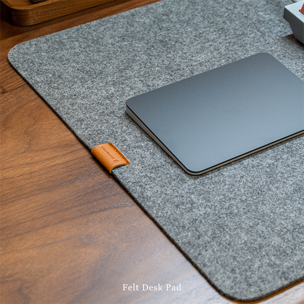 Featuring a dark grey premium felt fabric finish, this is a desk mat that brings visual structure, comfort and organization to your setup